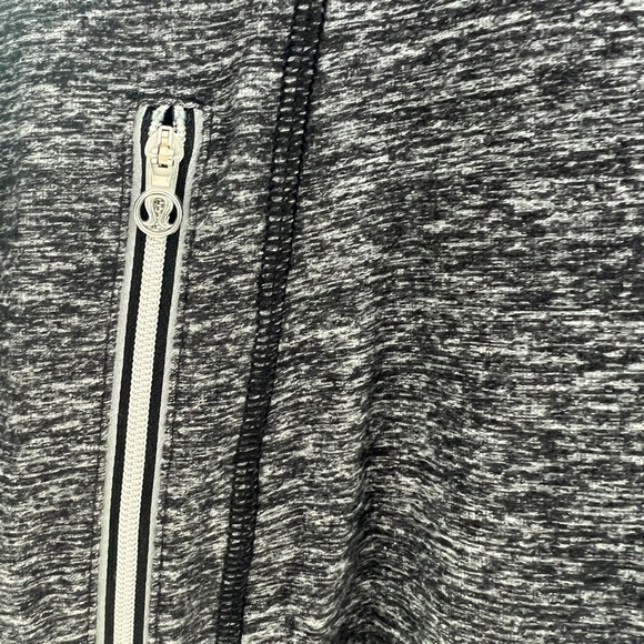 Lululemon Run Back On Track Pullover Heather Black Ponytail Hole Zipper Size 8 - Picture 7 of 10